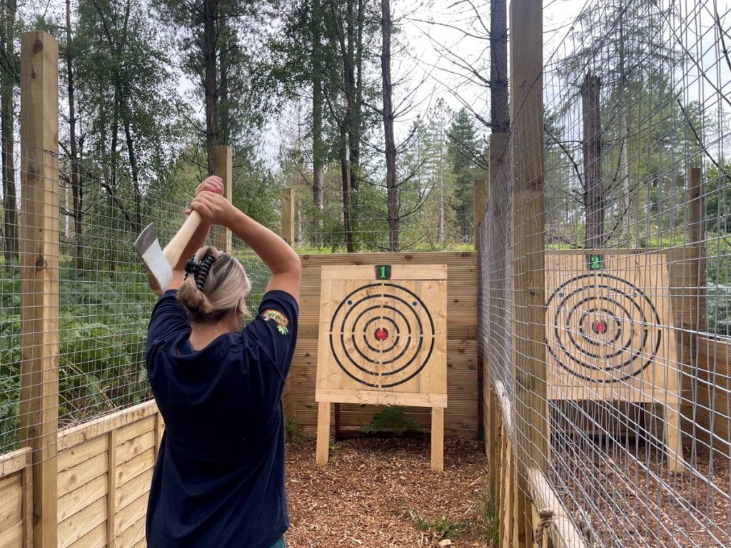 Axe throwing Woman in Lane 1